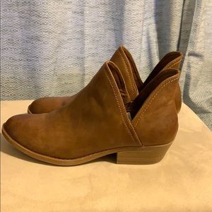 Cognac faux leather booties